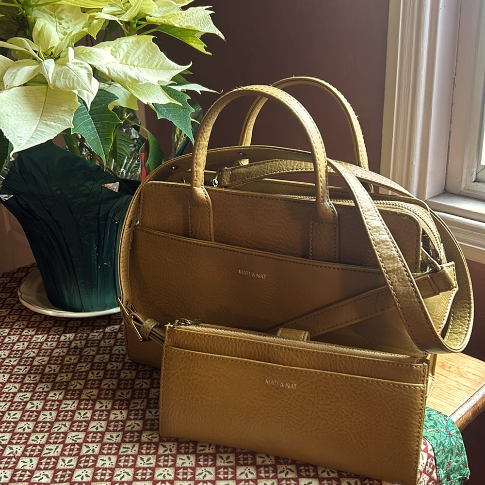 Matt & Nat Harvest color vegan leather wallet & purse with removable strap. EUC.
